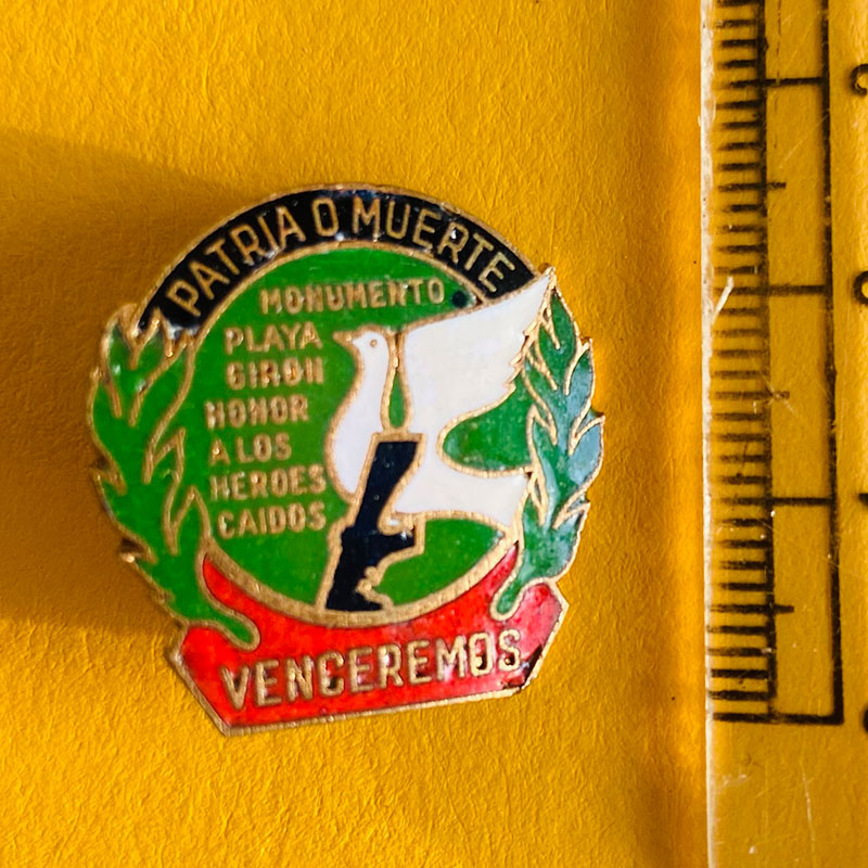 Commemoration badge / pin, "Pigs bay invasion" – Playa Girón, Cuba, 1960s