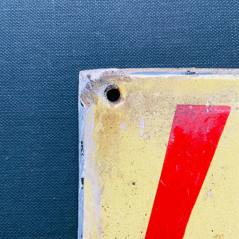 Enamel warning / hazard sign, "DO NOT TOUCH! LIFETHREATENING", Bulgar